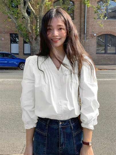 法式白色长袖V领衬衫，适合娇小女性，褶皱设计，宽松百搭，显瘦，适合冬季、圣诞节、新年等场合，可搭配毛衣穿着。