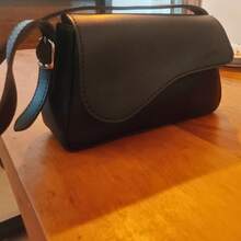 Women's Baguette Bag With Irregular Shoulder Strap - Fashionable, Stylish, High-Quality - Various Colors: Coffee, Caramel, Black, White - 黑色 - 查看 5