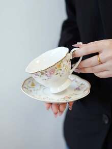 1 set Tasse et soucoupe en céramique à fleurs françaises, assiette à biscuits à bordure dorée avec motif floral bleu, assiette à dessert de style campagne romantique, tasse à petit-déjeuner à roses bleues. Convient pour les discussions de jardin, l'accueil à la maison et les opportunités photo de restaurant.