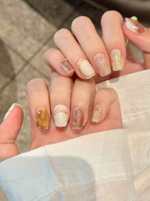 10 件中号方形按压指甲，采用大地色调（象牙色、棕色）和金色线条轮廓、金箔闪光、珍珠点缀设计，100% 手工制作，可重复使用的丙烯酸指甲用品，适合女性日常或极简主义派对穿着