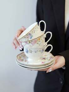1 set Tasse et soucoupe en céramique à fleurs françaises, assiette à biscuits à bordure dorée avec motif floral bleu, assiette à dessert de style campagne romantique, tasse à petit-déjeuner à roses bleues. Convient pour les discussions de jardin, l'accueil à la maison et les opportunités photo de restaurant.