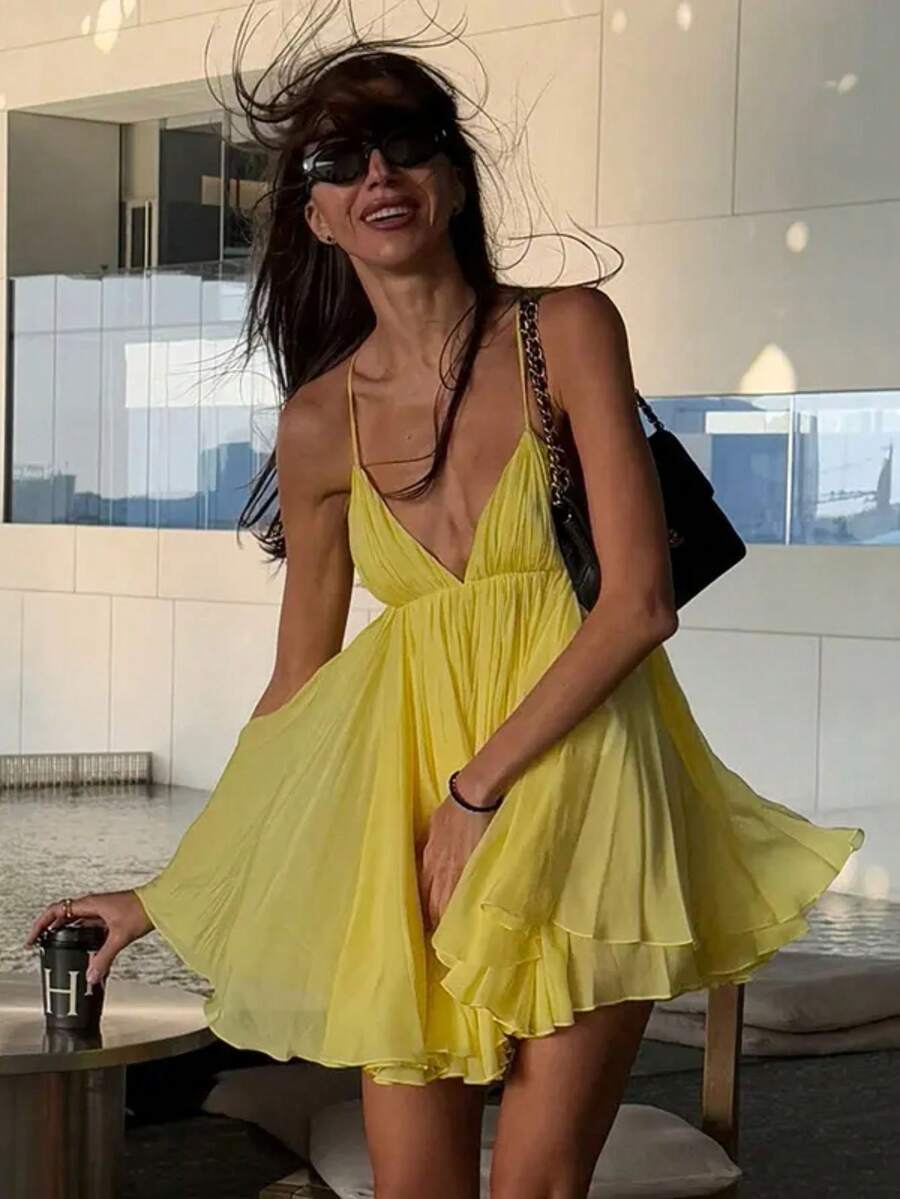New Sexy Spaghetti Strap Deep V-Neck Backless Pleated Dress Made Of High-Quality Silk Fabric, With A Soft And Delicate Touch, Perfect For Romantic Dinners And Fashionable Parties, Ideal For Women Seeking Individuality And Charm. - 黃色 - 查看 1