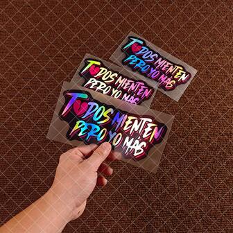 1 Stück "Todas Mienten Pero Yo Más" kreativer reflektierender Laser Motorrad Aufkleber, wasserfester Auto Heckscheiben Stoßstangen Tank Elektroroller Vinyl Aufkleber, geeignet für Fahrzeugdekoration