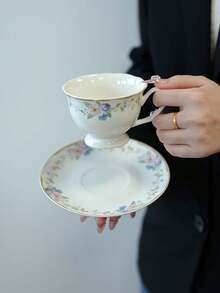 1 set Tasse et soucoupe en céramique à fleurs françaises, assiette à biscuits à bordure dorée avec motif floral bleu, assiette à dessert de style campagne romantique, tasse à petit-déjeuner à roses bleues. Convient pour les discussions de jardin, l'accueil à la maison et les opportunités photo de restaurant.