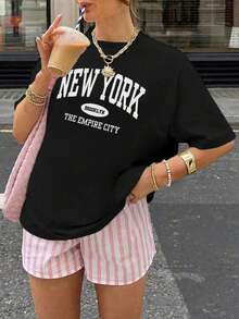 Camiseta casual de mujer de manga corta con cuello redondo y hombros descubiertos, con estampado de letras, para uso diario y versátil. Blusas gráficas de mujer en blanco, negro y rosa para outfits de vacaciones - Negro - Ver 5