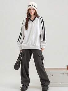 Áo sweatshirt cổ chữ V JUTU mùa xuân & thu với họa tiết hoa và sọc đen phối hợp, kiểu dáng thời trang và rộng rãi, thoải mái. - 939 màu xám và đen - Xem 5