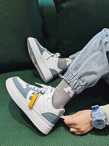 Zapatillas deportivas para niños con suela gruesa y combinación de colores, zapatos planos transpirables para niños y niñas, diseño clásico en blanco y negro con estampado de letras, ideales para el uso diario, ir al colegio, hacer deporte y actividades al aire libre. - Azul y blanco - Ver 2