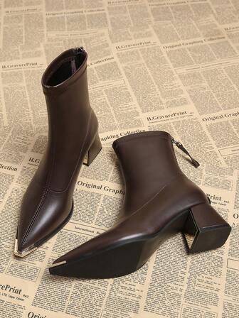 2025秋季新款女款优质热销优雅简约棕色靴子，欧美风格金属扣装饰粗跟尖头鞋，踝靴，秋冬百搭时尚短靴