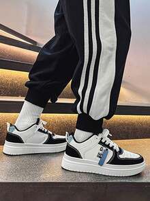 Zapatillas deportivas para niños con suela gruesa y combinación de colores, zapatos planos transpirables para niños y niñas, diseño clásico en blanco y negro con estampado de letras, ideales para el uso diario, ir al colegio, hacer deporte y actividades al aire libre. - Blanco y Negro - Ver 6