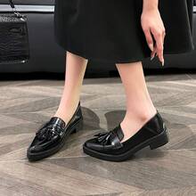 女士黑色厚底乐福鞋，尖头套脚流苏牛津鞋，学院风，适合34-42码大码，春、夏、秋、冬四季皆可穿着。