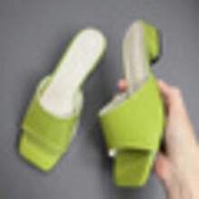 Eleganckie, seksowne, kwadratowe noski, grube, wsuwane, błyszczące buty damskie, idealne na imprezy i spotkania, uniwersalne do każdej stylizacji, niezbędne do dojazdów do pracy, na zakupy i do pracy