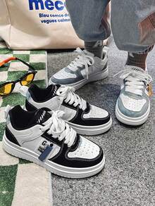 Zapatillas deportivas para niños con suela gruesa y combinación de colores, zapatos planos transpirables para niños y niñas, diseño clásico en blanco y negro con estampado de letras, ideales para el uso diario, ir al colegio, hacer deporte y actividades al aire libre. - Blanco y Negro - Ver 7