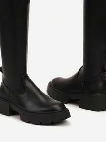 Botas acima do joelho com cabedal ajustado e sola grossa