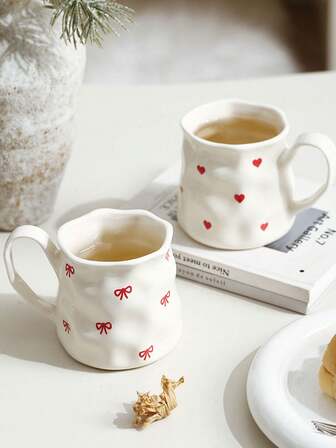 1 件创意可爱陶瓷杯，手绘心形和蝴蝶结图案，不对称杯身，办公室休闲马克杯，家用早餐杯，下午茶可爱饮具，实用陶瓷器皿