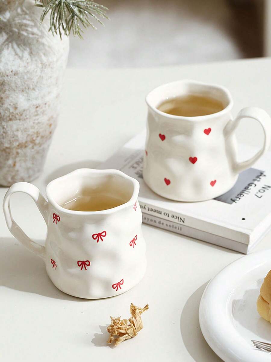 1 件创意可爱陶瓷杯，手绘心形和蝴蝶结图案，不对称杯身，办公室休闲马克杯，家用早餐杯，下午茶可爱饮具，实用陶瓷器皿