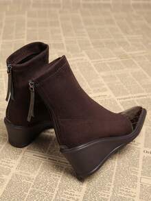 Nuevas botas elegantes de mujer de otoño 2025 de alta calidad y gran, con diseño de bloque de color de patrón de piel de cocodrilo sintética marrón, tacón de cuña de punta fina, botas de tobillo versátiles y de moda para mujer - Marrón - Ver 5