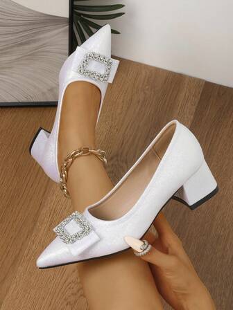 Novos sapatos femininos de salto grosso e bico fino estilo francês 2025, adequados para vestidos, verão/outono, tamanhos grandes 41-43