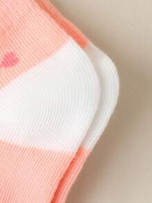 5 pares de calcetines tipo tobillero para niños con estampado de Hello Kitty de Sanrio, en esquema de color rosa y blanco con detalles de corazón rojo y moño, con adorables estampados de Hello Kitty en diferentes atuendos, hechos de material suave y transpirable que asegura un uso cómodo y una elasticidad suave, en un estilo de dibujos animados dulce, perfectos para atuendos escolares diarios, regalos de cumpleaños, juegos casuales