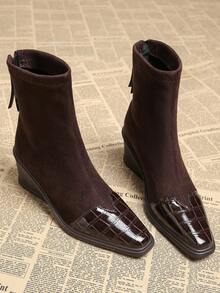 Nuevas botas elegantes de mujer de otoño 2025 de alta calidad y gran, con diseño de bloque de color de patrón de piel de cocodrilo sintética marrón, tacón de cuña de punta fina, botas de tobillo versátiles y de moda para mujer - Marrón - Ver 3