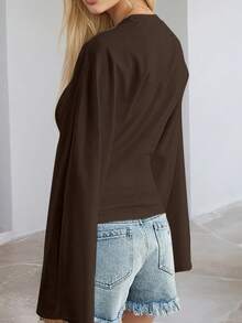 Elegancka damska brązowa dzianinowa koszulka z okrągłym dekoltem, długim rękawem, standardową długością i lekką elastycznością dla większego komfortu