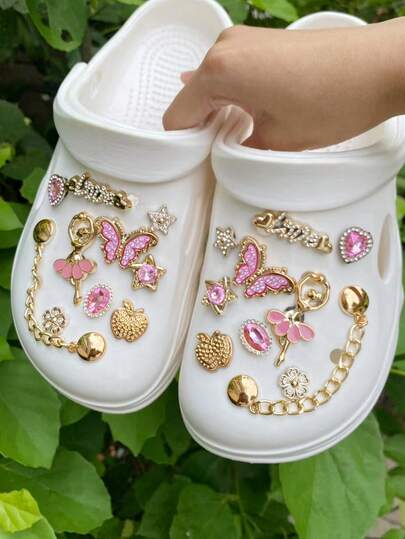 20 piezas Encantos de zapato de moda de resina ABS dorada (Cadena dorada, Mariposa, Chica bailando, Letra, Manzana, Diamante rosa, Flor, Estrella), Decoraciones DIY adecuadas para sandalias, pantuflas, zapatos perforados, sandalias y bolsas de playa, Accesorios de clips de zapato multifuncionales - Regalo perfecto para fiestas y ocasiones especiales