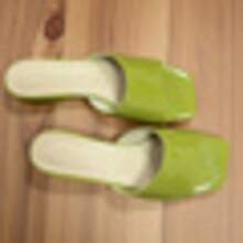 Eleganckie, seksowne, kwadratowe noski, grube, wsuwane, błyszczące buty damskie, idealne na imprezy i spotkania, uniwersalne do każdej stylizacji, niezbędne do dojazdów do pracy, na zakupy i do pracy