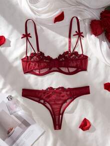 【时尚达人的最爱】蕾丝刺绣花卉内衣套装！精致的花卉图案与柔软的触感相遇，解锁时尚性感的新造型。透明蕾丝和花卉拼布文胸，搭配V字形内裤和丁字裤。 - 酒紅色 - 查看 6