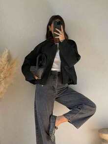 Jachetă de damă din piele întoarsă artificială, cu mânecă lungă, la un singur nasture, casual, potrivită pentru ținute de primăvară. Jachetă scurtă verde militar cu buzunar și nasturi metalici, potrivită pentru ținute de primăvară și toamnă.