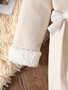 2 件女婴优雅纯色仿毛领外套，配贝雷帽和蝴蝶结装饰，秋冬保暖 - 杏色 - 查看 4