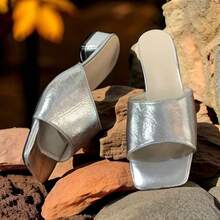 Letnie, eleganckie, modne, seksowne, kwadratowe noski, duże, grube, błyszczące, wsuwane buty, odpowiednie na imprezy i spotkania, uniwersalne, pasujące do każdej stylizacji, niezbędne na zakupy i dojazdy do pracy