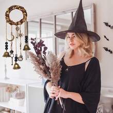 1 pièce Décoration de sonnette de porte de sorcière vintage en métal, support de porte de protection de la maison, chapeau à balai avec sonnette de sorcière sans batterie ni électricité. Décoration durable pour porte d'extérieur/intérieur, décoration d'Halloween, décoration de jardin effrayante. Pas de câblage, sonnette festive, construction robuste, ornement thématique, décorations d'extérieur, cadeau de Noël, décoration de chambre