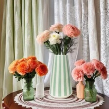 Vaso de cerâmica simples, vaso listrado em preto e branco. Vaso para flores.