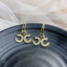 1 Pair Of Women's C Letter Earrings - Vintage Bohemian Gold Decorative Jewelry, Daily And Party Wear, Mother's Day Gift, Luxury Fashion Accessories, Vintage Earrings, Versatile Items, Exquisite Design, Delicate Craftsmanship - Gold - View 3