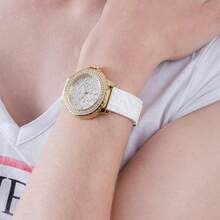 Guess Reloj de cuarzo para mujer, movimiento de cuarzo, caja de acero inoxidable, correa de silicona, resistente al agua, adecuado para reuniones diarias y otras ocasiones Gw0411l1