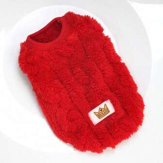 宠物服装。厚实温暖的毛绒背心，适合小型犬和猫在冬季穿着。可以在户外快乐玩耍的狗狗服装。