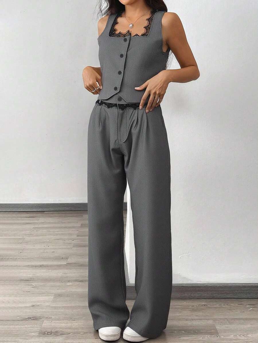 Conjunto femenino elegante de dos piezas para primavera y verano, compuesto por chaleco ajustado con delicado encaje en escote y cintura, y pantalón largo de pierna ancha de talle alto. Diseño moderno y sofisticado que realza la silueta, ideal para oficina, salidas casuales o eventos especiales. Tejido cómodo y de calidad, fácil de combinar con diferentes estilos y accesorios para un look versátil y con estilo - Gris - Ver 1
