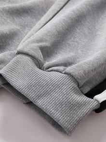 Set de 2 piezas de ropa deportiva para niños, chaqueta con parches a rayas minimalista con puños acanalados y pantalones con cordón, otoño/invierno - Gris - Ver 9