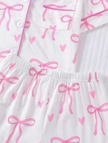 2 件套白色底粉色蝴蝶结印花可爱风格睡衣套装，可穿戴可爱时尚节日派对儿童睡衣，短袖开衫领上衣和松紧腰短裤，休闲四季儿童睡衣和家居服