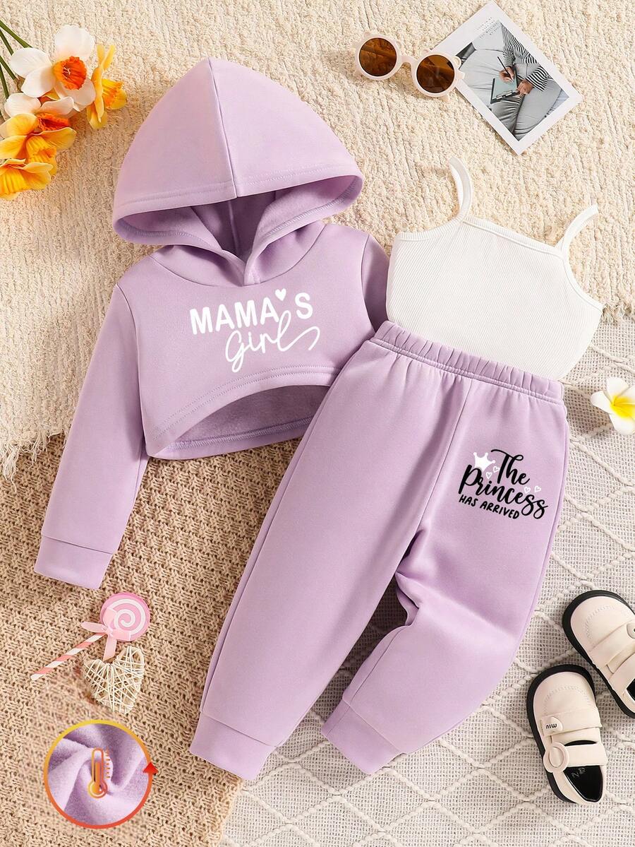 3件套女婴日常休闲时尚可爱风套装。“MAMA's Girl”字母印花，毛绒连帽，长袖，高低下摆设计。柔软舒适的紫色厚毛衣和白色小罗纹背心。“The Princess Has Arrived”字母印花，毛绒纯色运动裤套装。春秋冬三季风格，适合户外穿着。 - 紫色 - 查看 1