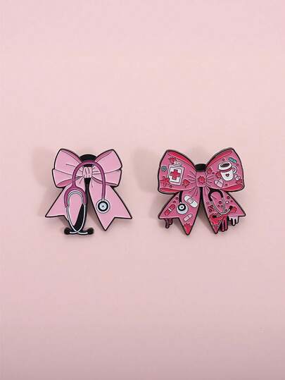 Broche stéthoscope pour étudiante infirmière : épingle de col, épinglette et pince à foulard en métal émaillé. Accessoire créatif avec nœud rose, inspiré du matériel médical de dessin animé. Idéale pour décorer un sac à dos, un uniforme d'infirmière, un cadeau de fin d'études ou pour offrir à des amis et collègues. Bijoux d'Halloween, accessoires de costume, breloques de sac, accessoires de bureau.