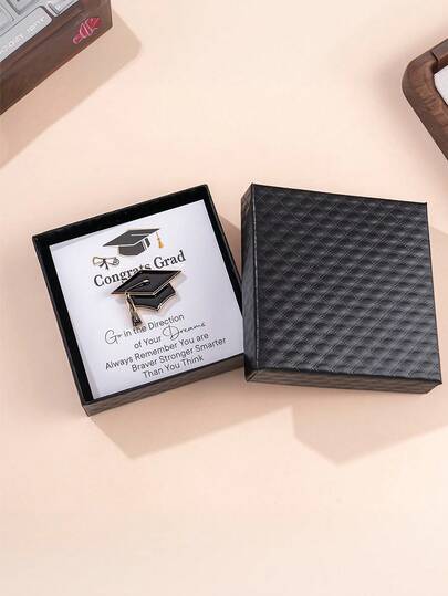 1 pièce Chapeau de médecin en alliage créatif et personnalisé, style académique pour la saison de remise des diplômes, insigne de chapeau de médecin personnalisé, nouvelle broche de décoration de vêtements en forme de goutte d'huile en alliage, boîte-cadeau de remise des diplômes