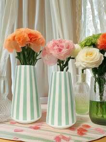 Vaso de cerâmica simples, vaso listrado em preto e branco. Vaso para flores.