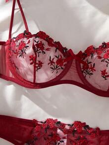 【时尚达人的最爱】蕾丝刺绣花卉内衣套装！精致的花卉图案与柔软的触感相遇，解锁时尚性感的新造型。透明蕾丝和花卉拼布文胸，搭配V字形内裤和丁字裤。 - 酒紅色 - 查看 3