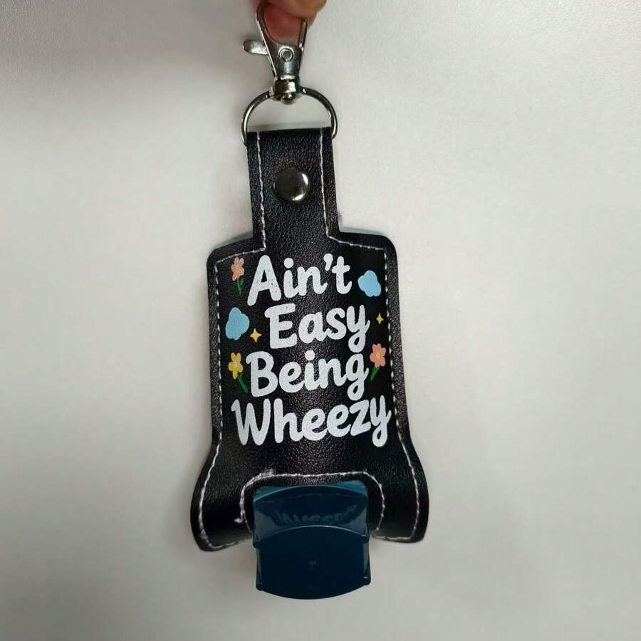 黑色 PU 皮革吸入器盒，带钥匙扣和“Ain't Easy Being Wheezy”刺绣 - 便携式标准哮喘吸入器分配器保护套
