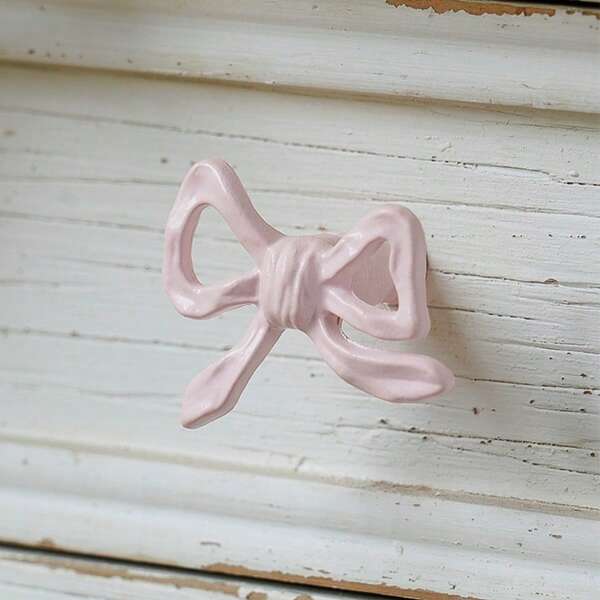 اشتر 5 قطع/10 قطع وستحصل على مفتاح ربط صغير مجانًا. الفيونكة الوردية للخزانة يمكنها التعامل مع مقابض طاولة التزيين الجميلة للغرف النوم وطاولات التزيين والخزائن، بما في ذلك سحابات الفيونكة الزخرفية مع البراغي.