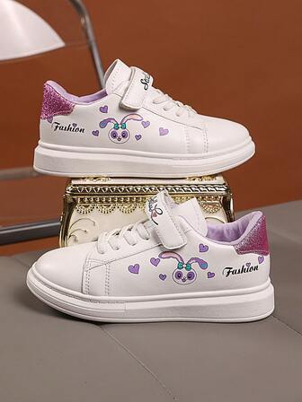 1 par de zapatos de skate casuales y de moda para niños de vuelta al colegio, color principal en blanco, con un adorable diseño de dibujos animados en el lateral, decoración de corazón rosa, suaves, ligeros, cómodos, detalles rosas en el cuello y el talón, cierre conveniente, estilo general dulce y juguetón, adecuado para uso diario de los niños, interior/exterior, juego, festivales, etc.