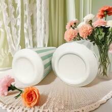 Vaso de cerâmica simples, vaso listrado em preto e branco. Vaso para flores.