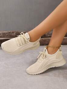 1 Par de Tênis Esportivos Casuais Respiráveis Unissex para Adolescentes. Características: Cabedal em Tela para Respirabilidade e Leveza, um Material Popular para Calçados Casuais de Primavera/Verão. Sola Flexível e Macia para Uso Confortável. Design Simples de Enfiar e Cadarço, Estilo Minimalista Adequado para Uso Casual Diário e Atividades Esportivas Leves. - Bege - Visão 3