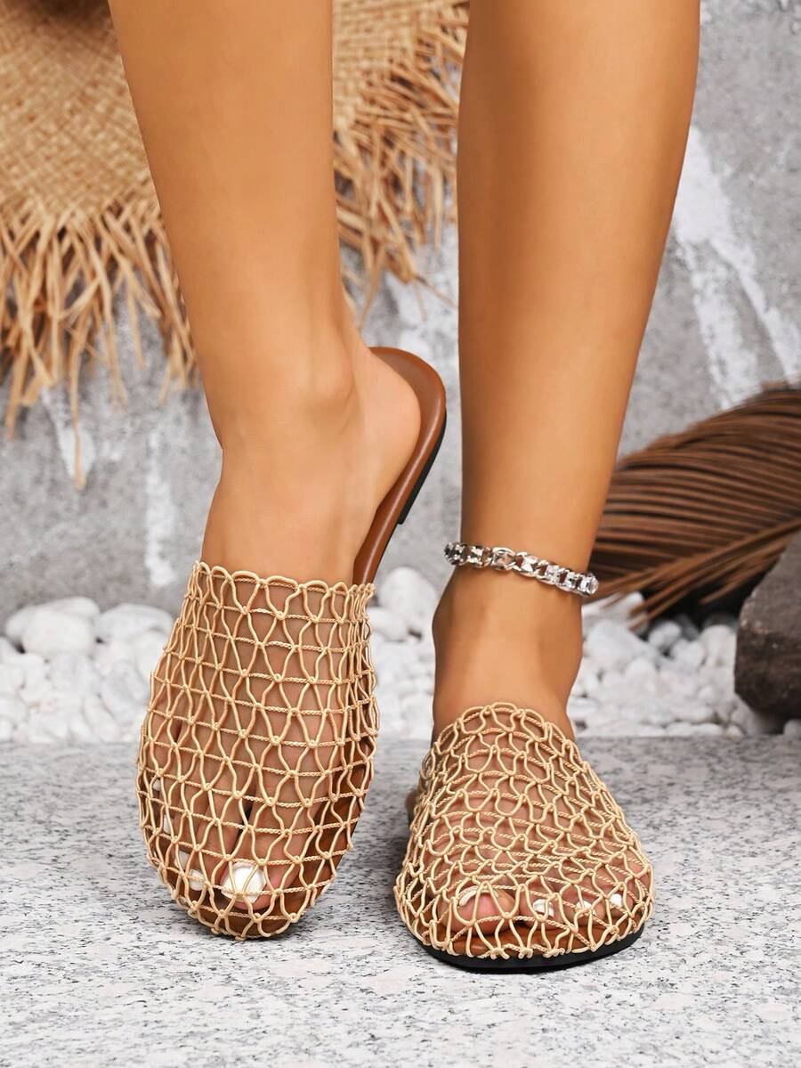Sandal đế bằng thoải mái, khoét lỗ, hàng mới về dành cho nữ.