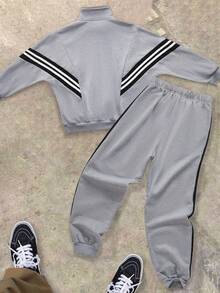 Set de 2 piezas de ropa deportiva para niños, chaqueta con parches a rayas minimalista con puños acanalados y pantalones con cordón, otoño/invierno - Gris - Ver 2